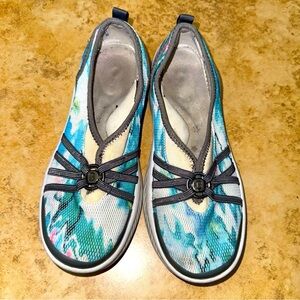 Women’s BZees niche slip on sneakers with cloud technology & odor ban multicolor